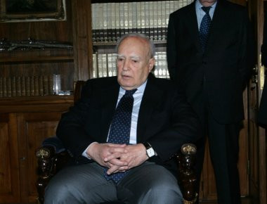 Εκτάκτως στο νοσοκομείο ο πρώην ΠτΔ Κάρολος Παπούλιας (upd)